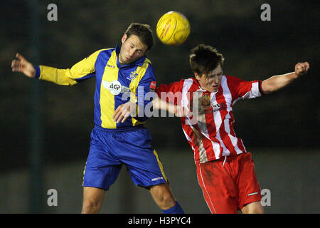 Ben Turner von Romford schlägt Greg Enstone in der Luft - AFC unterstützt Vs Romford - freundliche Fußballspiel im Stadion - 01.04.11 Stockfoto