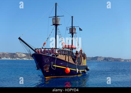 Tages Ausflug Piratenschiff Ankunft am Hafen von Kefalos Kos, Griechenland Stockfoto