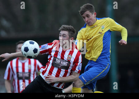 Joe kann der unterstützt Verwicklungen mit Elliott Frear von Salisbury - AFC unterstützt-Salisbury City FC - Blue Square Conference South Fußball an das Stadion, Upminster Bridge, Essex - 01.12.13 Stockfoto