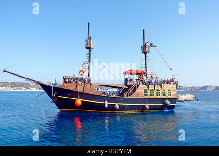 Tages Ausflug Piratenschiff Ankunft am Hafen von Kefalos Kos, Griechenland Stockfoto