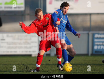 Steve Butterworth von Aveley Verwicklungen mit Andy Tomlinson unterstützt - Aveley Vs AFC unterstützt - Ryman League Premier Division Fußball bei Mühle Feld - 26.12.09 Stockfoto