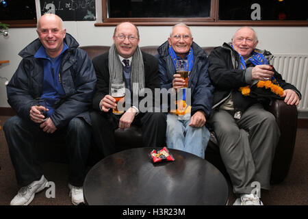 Romford Fans genießen Sie ein Bier in der Bar am Dulwich Hamlet FC vor Fahrtantritt für Zuhause. Romford der Championship Manager Pokalspiel am Champion Hill war weniger als eine Stunde vor der planmäßigen Anpfiff - 12.07.10 abgeblasen Stockfoto