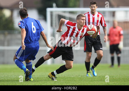 Lewis Smith in Aktion für unterstützt - Grays Athletic Vs AFC unterstützt - freundliche Fußballspiel im Rush Green Stadium - 08.11.12 Stockfoto