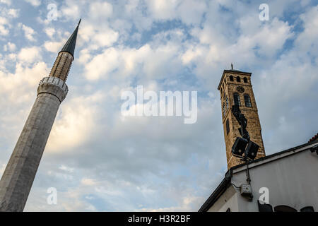 Gazi Husrev-beg-Moschee Minarett und Sahat-Kula unter den Wolken Stockfoto