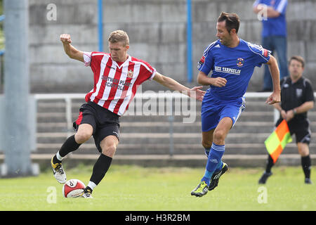 Lewis Smith in Aktion für unterstützt - Grays Athletic Vs AFC unterstützt - freundliche Fußballspiel im Rush Green Stadium - 08.11.12 Stockfoto