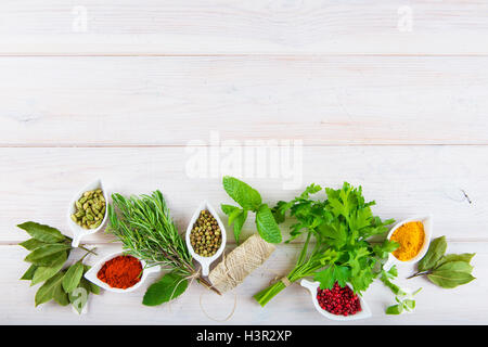 Frisch und bunt Kräuter und Gewürze Sortiment auf einem weißen Hintergrund Holz Stockfoto