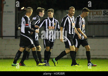 Heybridge Spieler feiern ihr erste Ziel - Heybridge Swifts Vs Romford - Ryman League Division One North Fußball an Scraley Road, Heybridge, Essex - 11.04.14 Stockfoto