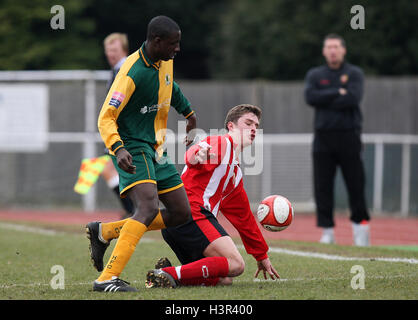 Anthony Acheampong von Horsham sendet Ross Wall tumbling - AFC unterstützt Vs Horsham - Ryman League Premier Division Fußball im Stadion - 13.03.10 Stockfoto