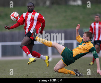 Sosthene Yao der unterstützt wird von Sam Page von Horsham - AFC unterstützt Vs Horsham - Ryman League Premier Division Fußball im Stadion - 13.03.10 herausgefordert. Stockfoto