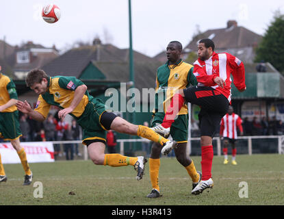 Michael Spencer unterstützt feuert einen Schuss - AFC unterstützt Vs Horsham - Ryman League Premier Division Fußball im Stadion - 13.03.10 Stockfoto