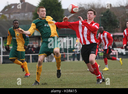 Ross Wall von unterstützt und Sam Page von Horsham - AFC unterstützt Vs Horsham - Ryman League Premier Division Fußball im Stadion - 13.03.10 Stockfoto