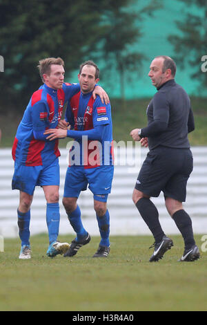 Maldon Spieler feiern ihren Tor durch Ollie Berquez (R) - Maldon & Tiptree Vs Romford - Ryman League Division One North Fußball - 16.03.13 Stockfoto