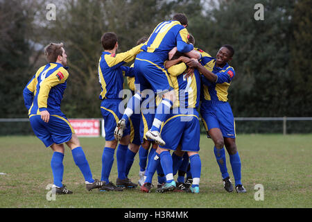 Romford Spieler feiern ihren Führungstreffer - Potters Bar Town Vs Romford - Ryman League Division One North Fußball - 03.12.11 Stockfoto