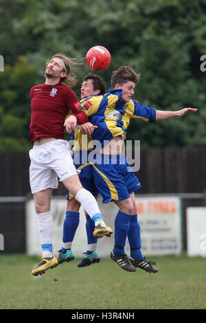 Joe Bingham (R) und Rikki Mackin in Aktion für Romford - Potters Bar Town Vs Romford - Ryman League Division One North Fußball - 03.12.11 Stockfoto