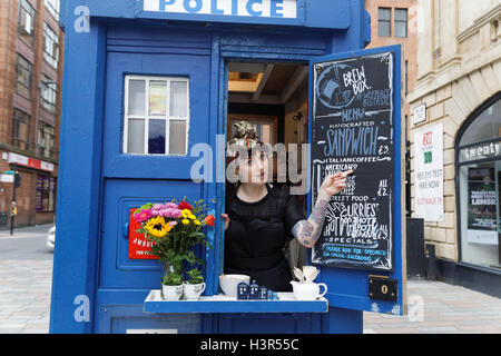 Kaffee Sandwich-Bar in eine Glasgow Polizei-Box, die wie ein Blick gleichermaßen zum Arzt berühmt ist, die Tardis in der Stadt der Händler Stockfoto