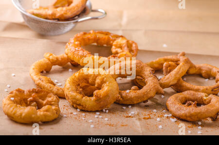 Zwiebel Ringe mit Chili an der Spitze, sehr lecker, sehr einfach hausgemacht Stockfoto