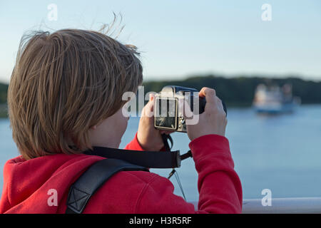 kleiner Junge fotografieren, Nord-Ostsee-Kanal, Schleswig-Holstein, Deutschland Stockfoto