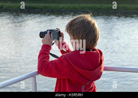 kleiner Junge fotografieren, Nord-Ostsee-Kanal, Schleswig-Holstein, Deutschland Stockfoto