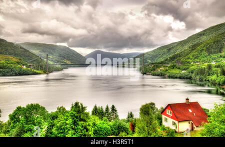 Osteroy Bridge, die drittgrößte Hängebrücke in Norwegen. Es verbindet Osteroy Insel mit dem Festland Ost Gegend von Bergen. Stockfoto