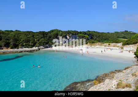 Einige Touristen Entspannung am Strand Petit Sperone, Korsika, Frankreich Stockfoto