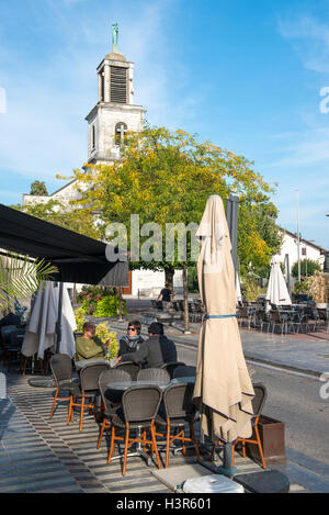 Leute sitzen im Straßencafé, Divonne-Les-Bains, Ain Abteilung in Ostfrankreich Stockfoto