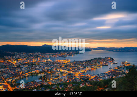Bergen (historisch Björgvin) ist eine Stadt und Gemeinde in Hordaland an der Westküste von Norwegen. Stockfoto