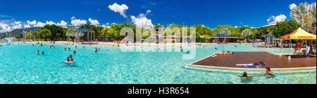 CAIRNS, AUSTRALIEN - 27. MÄRZ 2016. Tropischen Badelagune an der Esplanade in Cairns mit künstlich angelegten Strand, Queensland, Australien Stockfoto