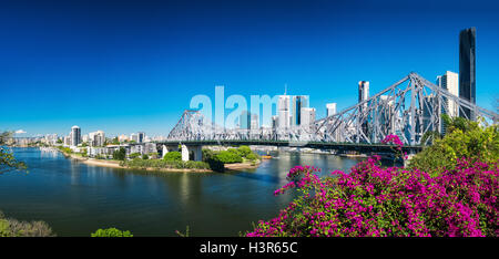 BRISBANE, AUS - 9. August 2016: Panoramablick auf Skyline von Brisbane mit Story-Brücke und den Fluss. Es ist Australiens dritten larges Stockfoto