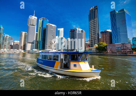 BRISBANE, AUS - 10. August 2016: Ferry Stadt am Fluss in Brisbane mit der Skyline im Hintergrund Stockfoto