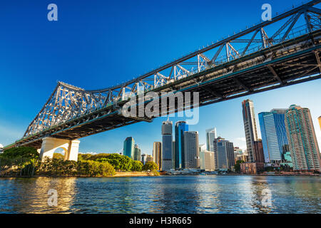 BRISBANE, AUS - 10. August 2016: Skyline von Brisbane mit Story-Brücke und den Fluss. Es ist Australiens drittgrößte Stadt, Hauptstadt von Q Stockfoto