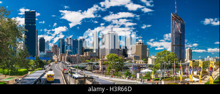 BRISBANE, AUS - 26. August 2016: Panoramablick von Brisbane Skyline vom Südufer aus gesehen. Stockfoto