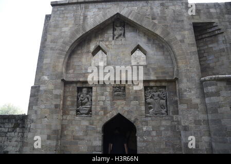 Die historische Architektur Kangra Fort ist befindet sich 20 Kilometer von der Stadt Dharamsala am Stadtrand von Kangra, Indien. Stockfoto