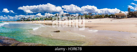 CALOUNDRA, ÖST - 13. August 2016: Heißer sonniger Tag am Kings Beach Calundra, Queensland, Australien Stockfoto
