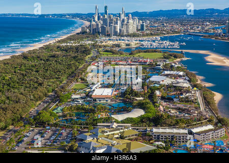 SURFERS PARADISE, ÖST - 4. September 2016 Luftaufnahme der Freizeitpark Seaworld mit Skyline von Surfers Paradise und Beach, Gold Coast Stockfoto