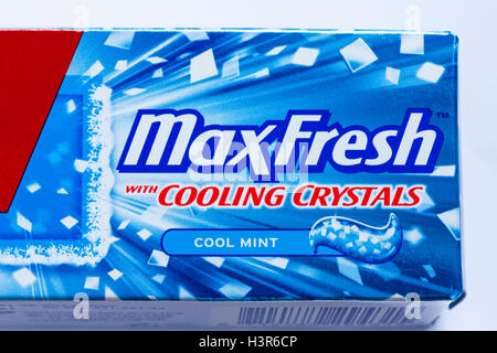 MaxFresh mit Kühlkristallen cool mint - Informationen zur Box Colgate Fluoride Zahnpasta - colgate Zahnpasta Stockfoto