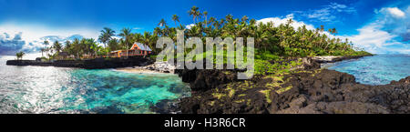 Panoramablick der Korallen Riff und Palmen auf der Südseite von Upolu, Samoa-Inseln. Stockfoto