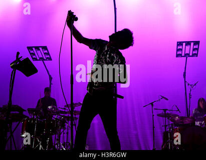 BARCELONA - 24 APR: Vetusta Morla (Musikgruppe) führt auf Sant Jordi Club-Bühne am 24. April 2015 in Barcelona, Spanien. Stockfoto