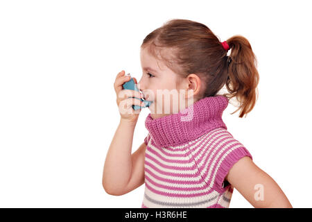 kleines Mädchen mit Inhalator auf weiß Stockfoto