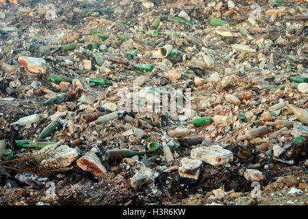 Großen Müllhalde Abfall mit zerbrochenen Flaschen Stockfoto