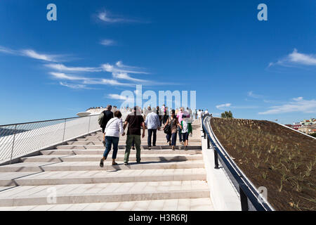 Menschen mit der Außentreppe des Belvedere auf der Oberseite der MAAT (Museum für Kunst, Architektur und Technologie) Zugang zu bauen Stockfoto