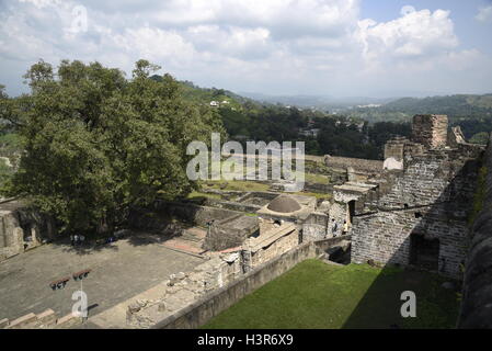 Die historische Architektur Kangra Fort ist befindet sich 20 Kilometer von der Stadt Dharamsala am Stadtrand von Kangra, Indien. Stockfoto