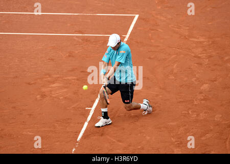 BARCELONA - 26 APR: Kei Nishikori (Spieler aus Japan) spielt bei der ATP Barcelona Open Banc Sabadell Conde de Godo-Turnier. Stockfoto