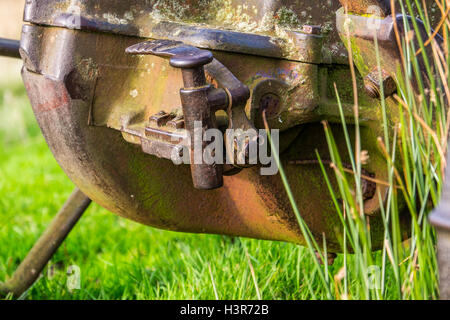 Veraltete Landmaschinen rosten auf einem Hügel Stockfoto