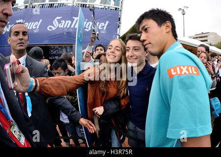 BARCELONA - 26 APR: Kei Nishikori (rechts) nimmt ein Selfie mit seinen Fans nach dem Sieg bei der ATP Barcelona Open Banc Sabadell. Stockfoto