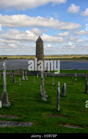 Runder Turm hohe Kreuz Steinkreuzen Klostersiedlung Clonmacnoise Kloster Offaly RM Irland Stockfoto