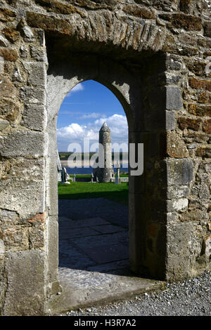 Runder Turm hohe Kreuz Steinkreuzen Klostersiedlung Clonmacnoise Kloster Offaly RM Irland Stockfoto