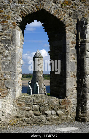 Runder Turm hohe Kreuz Steinkreuzen Klostersiedlung Clonmacnoise Kloster Offaly RM Irland Stockfoto