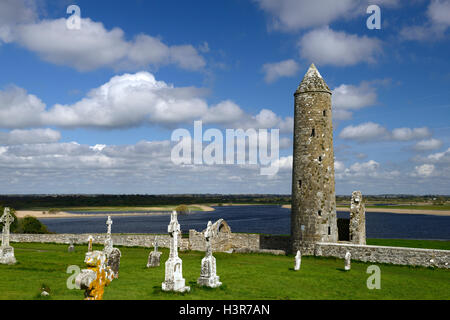 Runder Turm hohe Kreuz Steinkreuzen Klostersiedlung Clonmacnoise Kloster Offaly RM Irland Stockfoto