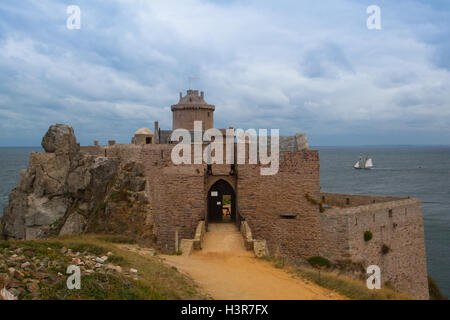 Fort La Latte an Côte de Granit Rose Küste des Ärmelkanals, Bretagne, Frankreich Stockfoto