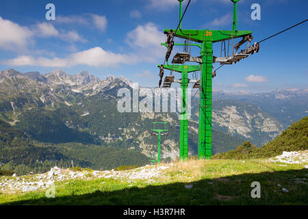 Vogel-Ski-Zentrum in den Bergen im Sommertag. Blick auf die Julischen Alpen in Slowenien, Europa Stockfoto